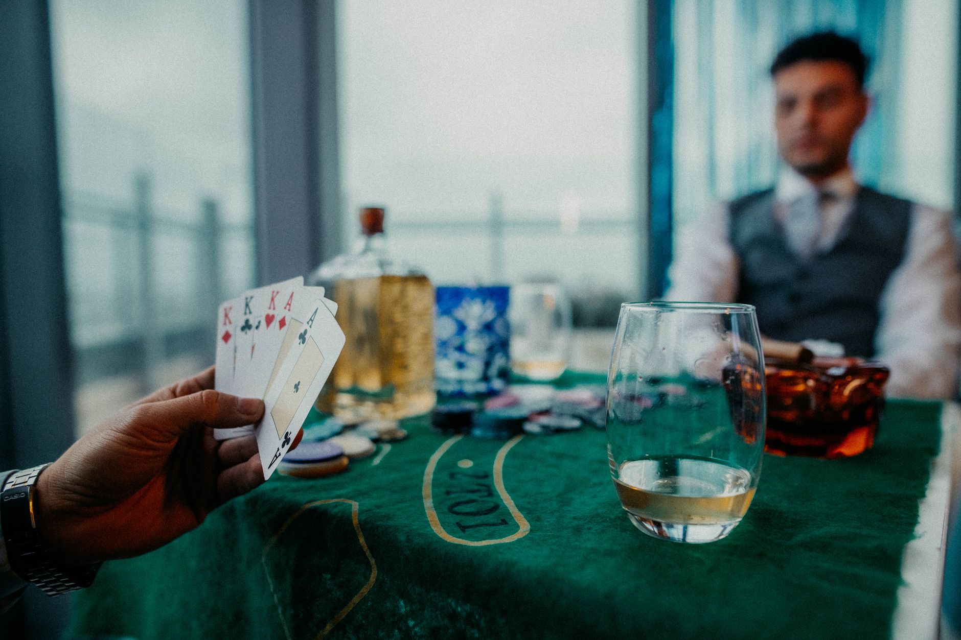 德州扑克线下实战经验分享:从读人到资金管理的五个关键维度(要点图解)