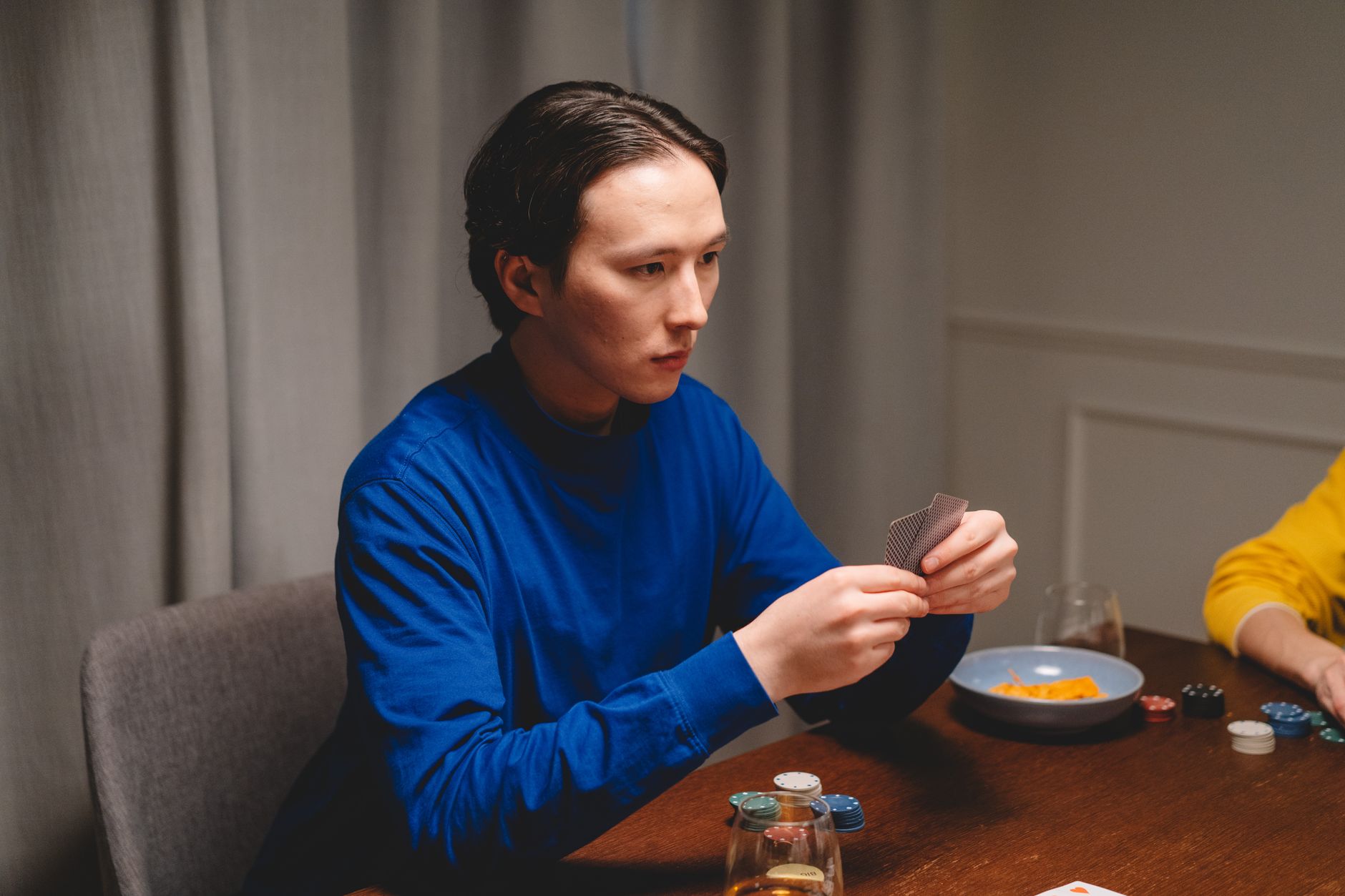 德州扑克线下实战经验分享:从读人到资金管理的五个关键维度(实战示例)