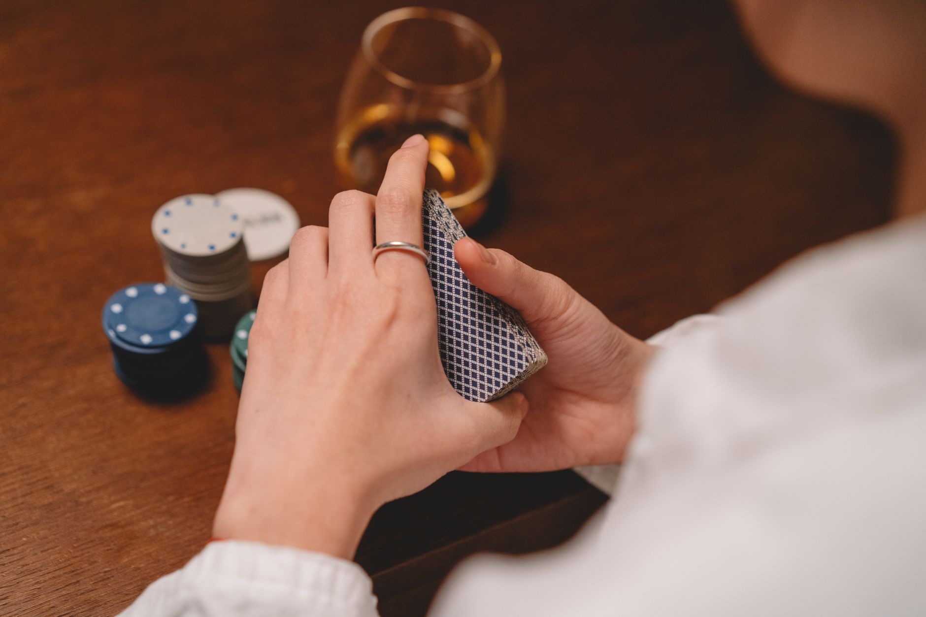 新手扑克恐惧心理克服:四个阶段帮你从紧张到从容(实战示例)