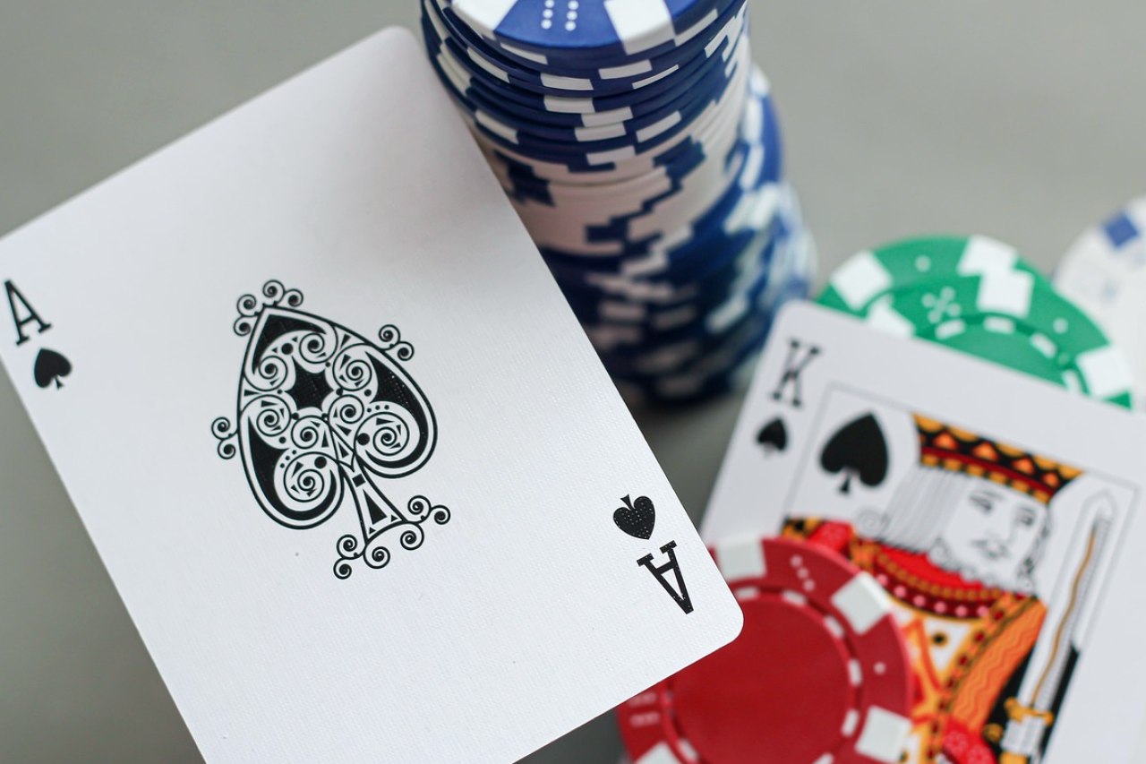 一次“免费抽奖”赢来的巨大底池:解析freeroll玩法的关键决策