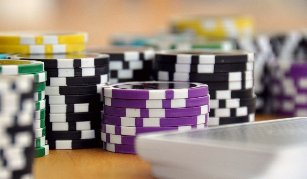 https://www.reddit.com/r/poker/comments/1v05grd/hand_analysis/ - 翻牌中三条，转牌成葫芦？——一手口袋对66的深度复盘与决策优化
