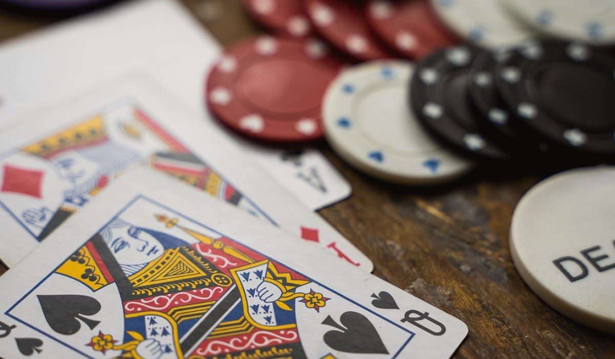 https://www.reddit.com/r/poker/comments/1uum422/home_game_limit_stakes_question/ - 混合限注游戏结构设计:德州/奥马哈/梭哈的盲注与下注统一策略